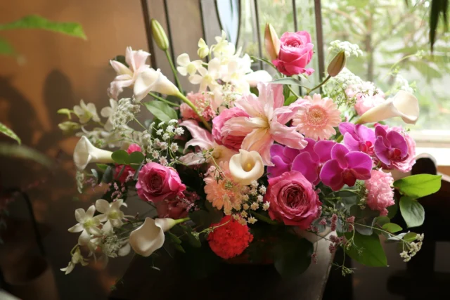 華やかなピンクと優しいホワイトを基調に、さまざまなお花を贅沢にあしらったお祝いのアレンジメント🌸

色とりどりのお花が織りなす華やかさと、グリーンの爽やかさが調和した、特別な日にぴったりのデザインです。

大切な方の門出や記念日、日頃の感謝を伝える贈り物に、お花で気持ちを届けてみませんか？💐

大切な瞬間に、彩りと笑顔を添えられますように✨

・・・・・・・・・・・・・・・・・・
埼玉県さいたま市の花屋
花たろう

▶花たろう本店　10:00〜19:00　（定休日:火曜日）

住所:埼玉県さいたま市桜区栄和5-22-25

TEL:048-859-3477

▶浦和コルソ店　10:00〜20:00

住所:埼玉県さいたま市浦和区高砂1-12-1 浦和コルソ1階

TEL:048-762-8759

・・・・・・・・・・・・・・・・・・

#フラワーアレンジメント
#flowers
#花屋
#花たろう
#浦和花たろう