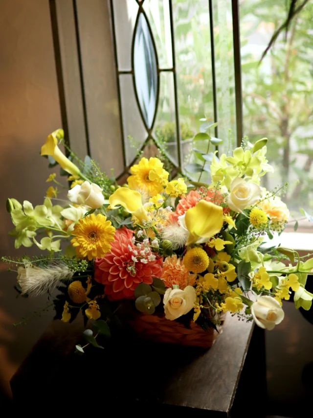 こんにちは🌼
皆さま、いかがお過ごしですか？😊

黄色のカラーやガーベラに、オレンジのダリア、優しい白のバラを合わせた華やかなアレンジメント💐
ふんわりとしたお花やグリーンを組み合わせることで、動きのあるナチュラルな雰囲気に仕上がりました✨

・・・・・・・・・・・・・・・・・・
埼玉県さいたま市の花屋
花たろう

▶花たろう本店　10:00〜19:00　（定休日:火曜日）

住所:埼玉県さいたま市桜区栄和5-22-25

TEL:048-859-3477

▶浦和コルソ店　10:00〜20:00

住所:埼玉県さいたま市浦和区高砂1-12-1 浦和コルソ1階

TEL:048-762-8759

・・・・・・・・・・・・・・・・・・

#フラワーアレンジメント
#flowers
#花屋
#花たろう
#浦和花たろう